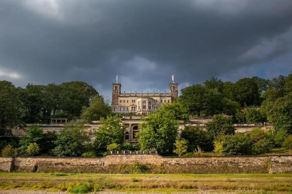 Hochzeitsfotograf Dresden -Schloss-Albrechtsberg-Dresden-Blick-von-der-Elbe Melanie Kunert Fotografie