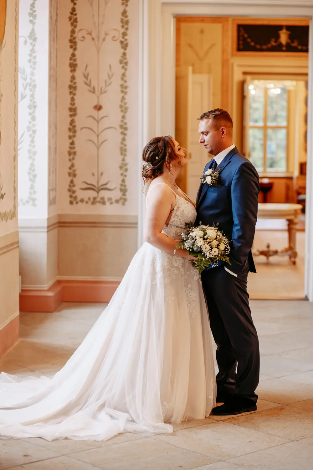 Ein Mann und eine Frau in einem Hochzeitskleid.